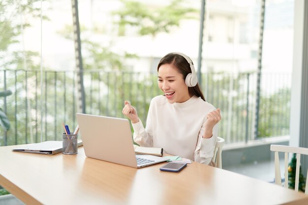 Encantadora hermosa joven usando su computadora portátil