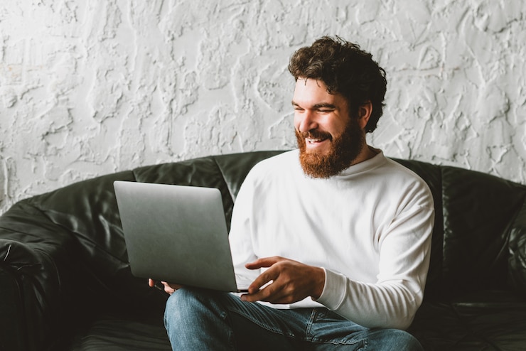 Foto encantadora jovem trabalhando em casa no laptop