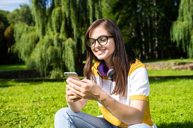 Encantadora joven con auriculares sentado