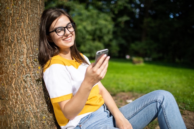 Encantadora joven descansando contra un