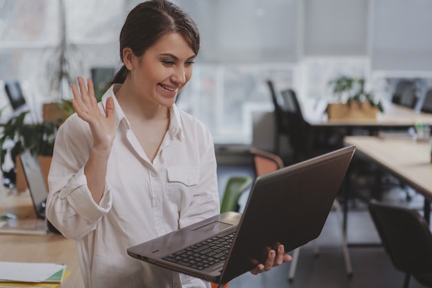 Encantadora joven empresaria trabajando en su oficina