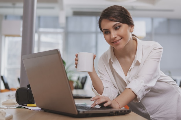 Encantadora joven empresaria trabajando en su oficina