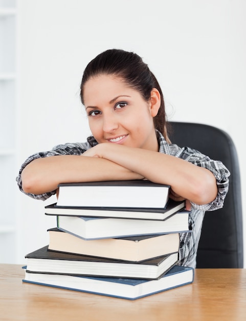 Encantadora joven estudiante mirando a cámara