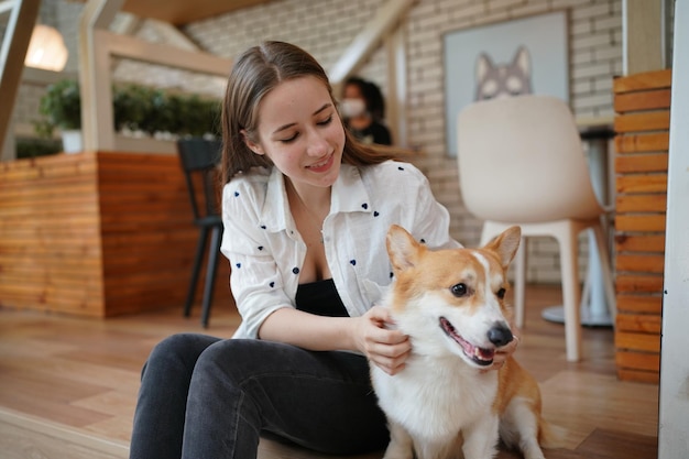 Encantadora joven jugando con su perro