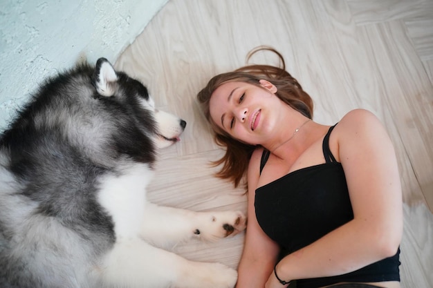 Encantadora joven jugando con su perro