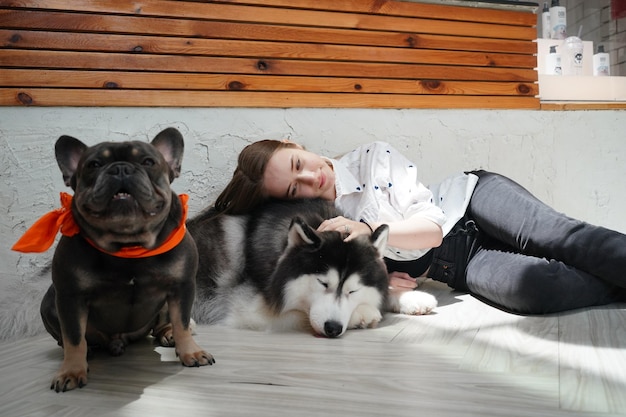 Encantadora joven jugando con su perro