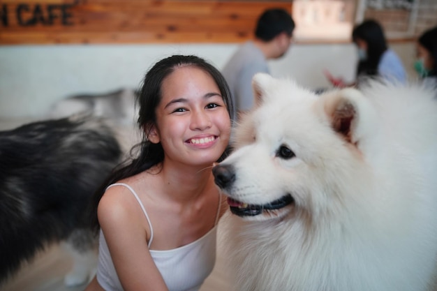 Encantadora joven jugando con su perro