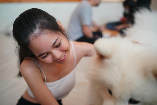 Encantadora joven jugando con su perro