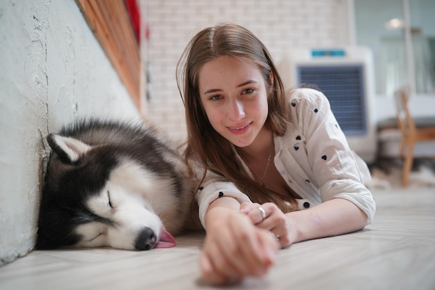 Encantadora joven jugando con su perro