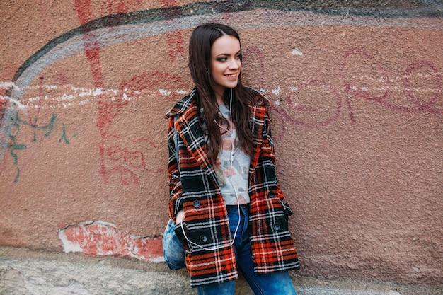 Encantadora joven modelo en muro de hormigón