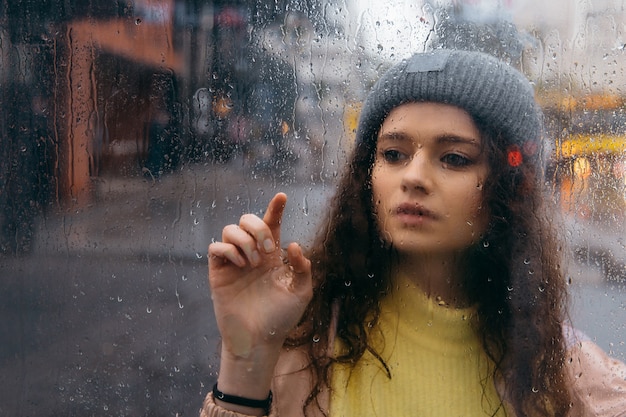 Encantadora joven rizada caminando por la calle