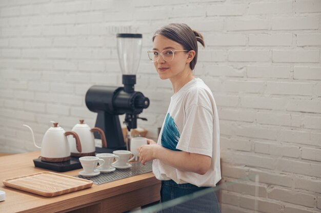 Encantadora joven trabajando en la cafetería.