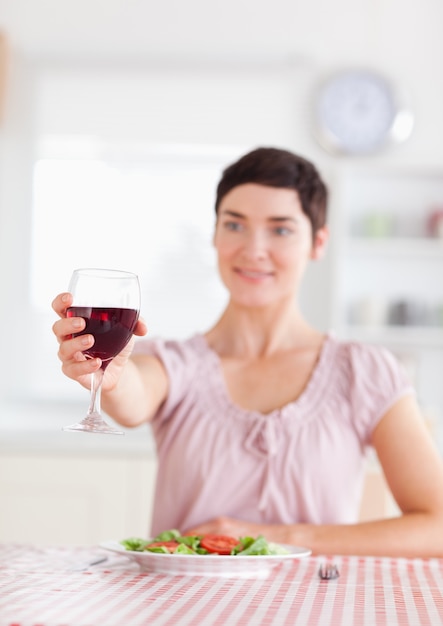 Encantadora morena mujer brindando con vino