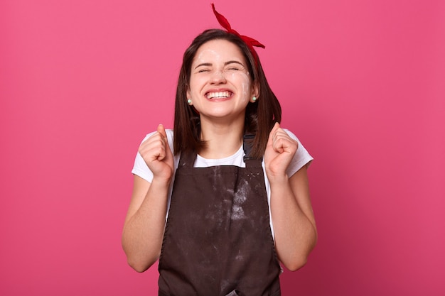 Encantadora morena vestidos femininos avental marrom sujo com farinha