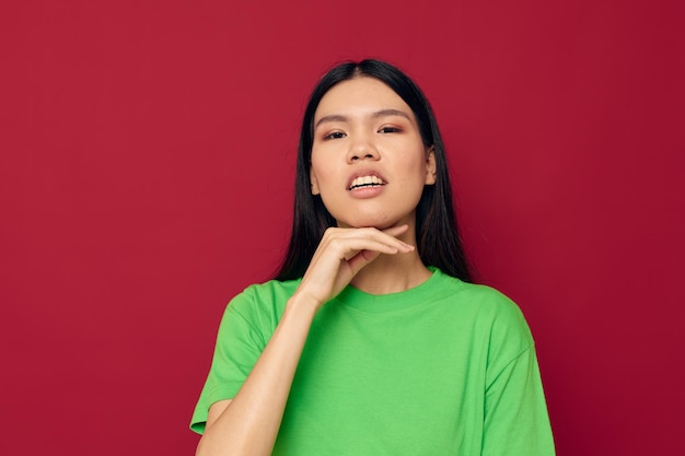 Encantadora mujer asiática joven ropa casual emociones posando modelo de estudio de moda inalterado