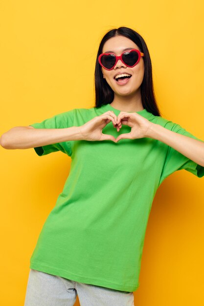 Encantadora mujer asiática joven verano estilo gafas de sol primer plano aislado fondo inalterado