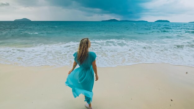 Encantadora mujer con cabello largo rizado rubio caminar en la playa en la mañana tormentosa lluvia mar nublado Chica en túnica de traje de baño turquesa Concepto resort al aire libre relajarse verano vacaciones viajar Vista dramática oscura