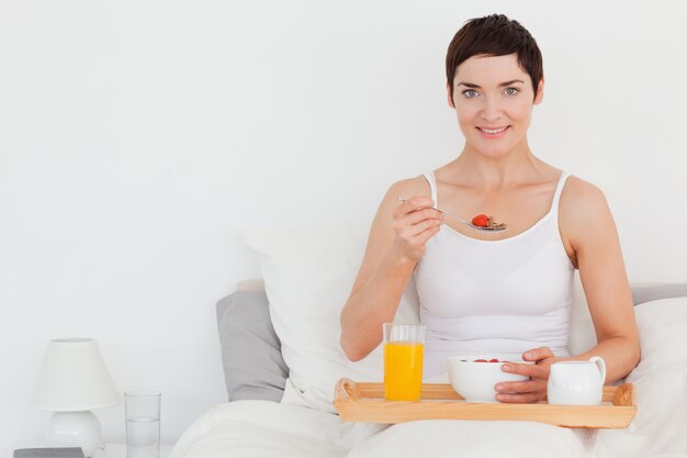 Encantadora mujer comiendo cereal