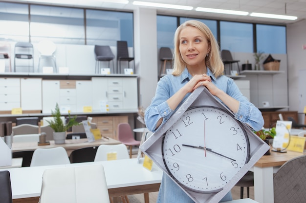 Encantadora mujer de compras en la tienda de muebles