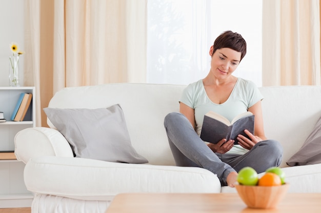 Encantadora mujer leyendo un libro