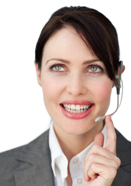 Encantadora mujer de negocios con auriculares