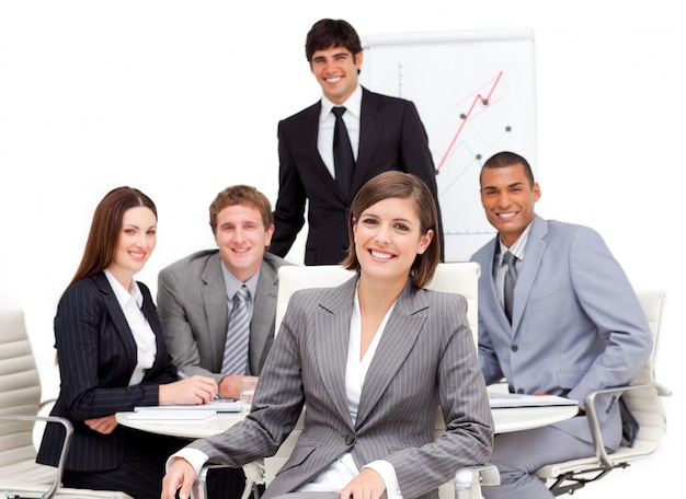 Encantadora mujer de negocios sentado frente a su equipo