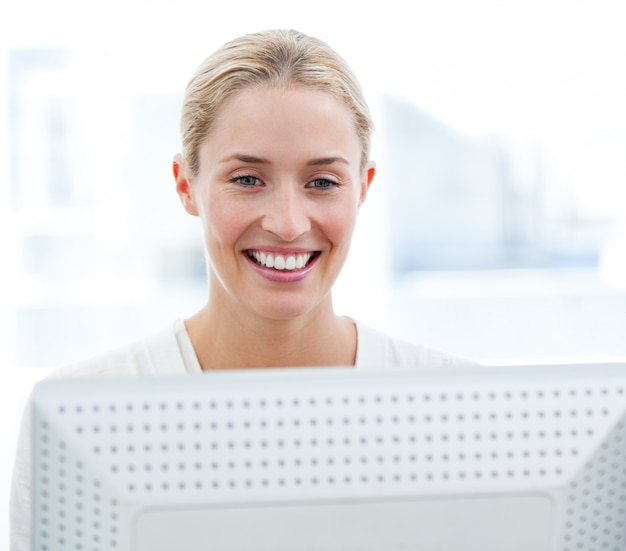 Encantadora mujer de negocios trabajando en una computadora