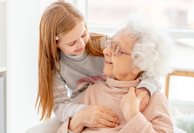 Encantadora mujer y niña de edad