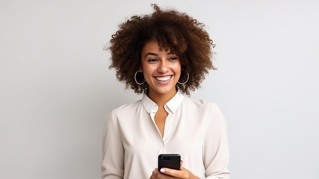 encantadora mulher afro-americana descontraída e despreocupada usando smartphone e sorrindo