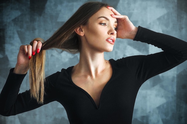 Encantadora mulher de vestido preto em casa