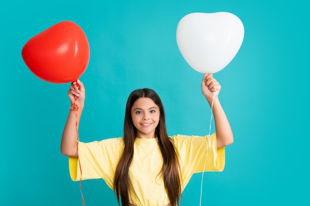 Encantadora niña adolescente jugando con globo en forma de corazón rojo Niña feliz cara emociones positivas y sonrientes