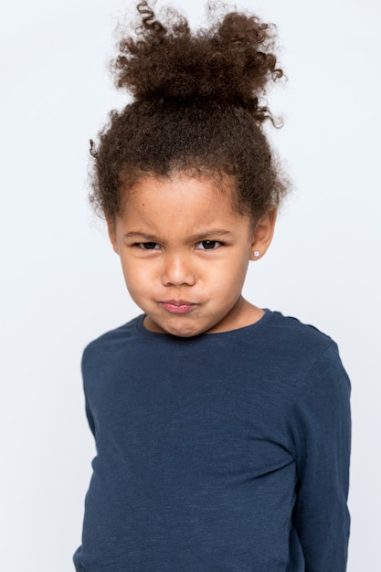 Encantadora niña afroamericana en camiseta gris