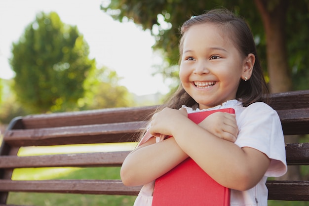 Encantadora niña asiática en el parque en un día de verano