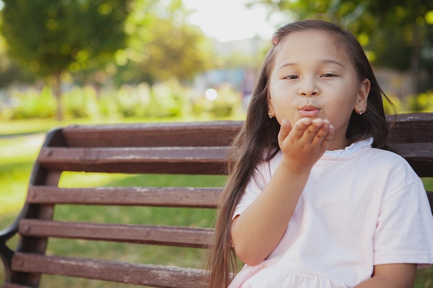 Encantadora niña asiática en el parque en un día de verano