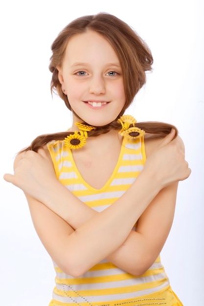 Encantadora niña sosteniendo su cabello