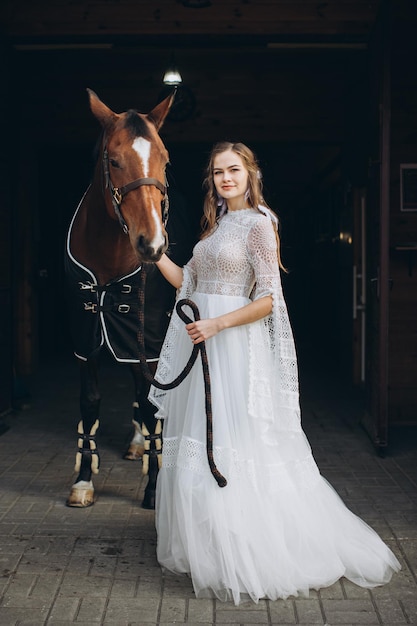 Encantadora noiva em estilo boho em um rancho com um cavalo