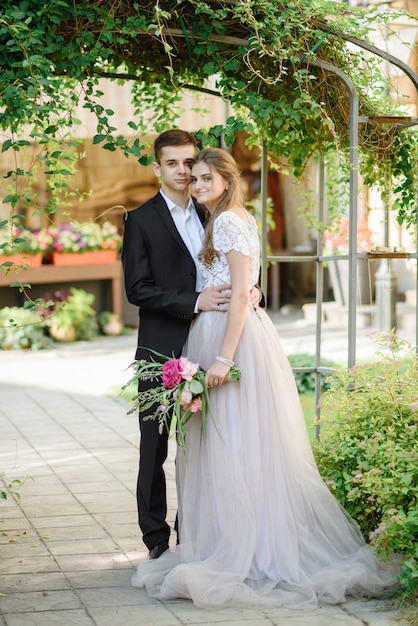 Encantadora pareja abrazándose en gorode. Europa.