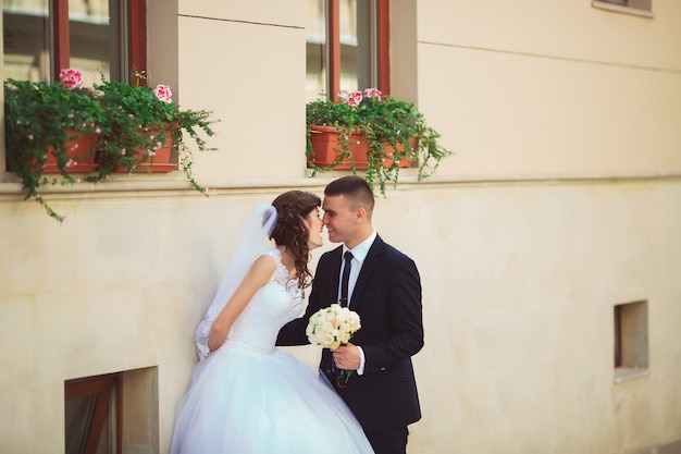 Foto encantadora pareja abrazándose en gorode.