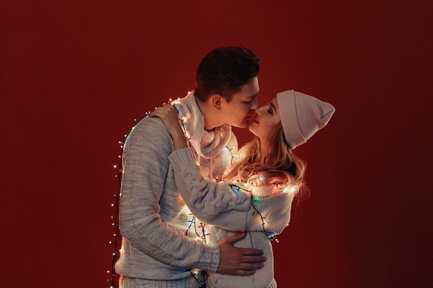 Foto encantadora pareja abrazándose con luces