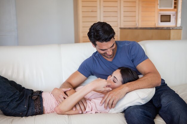 Encantadora pareja abrazándose unos a otros