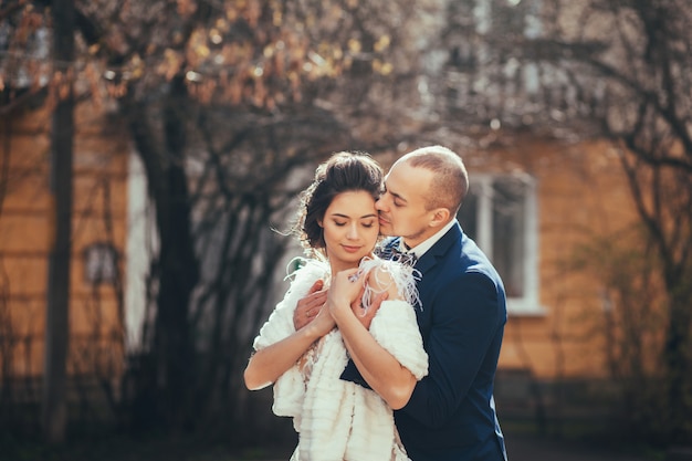 Encantadora pareja abrazándose