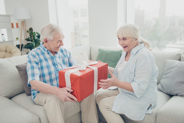 encantadora pareja de ancianos en casa