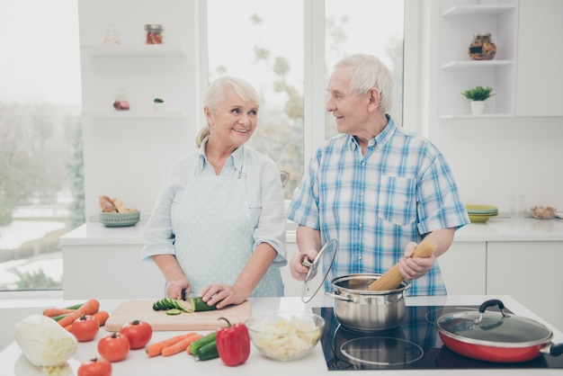 encantadora pareja de ancianos en casa