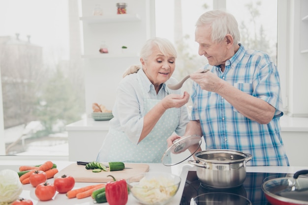 encantadora pareja de ancianos en casa