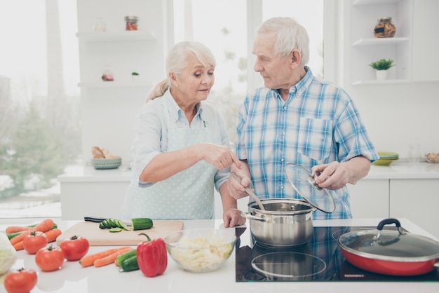 Foto encantadora pareja de ancianos posando juntos en el interior