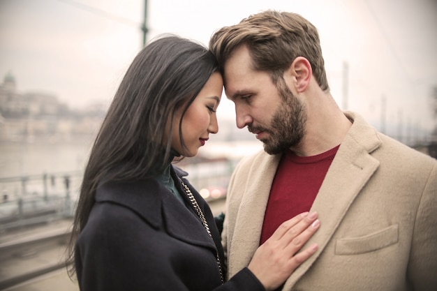 Encantadora pareja en la calle