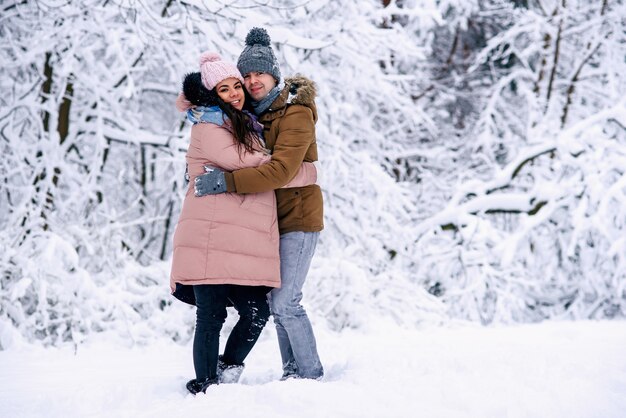 encantadora pareja caminando en la nieve