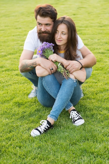 Encantadora pareja caricias relajantes en prado verde concepto siempre juntos