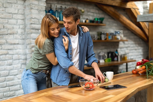 Encantadora pareja en la cocina