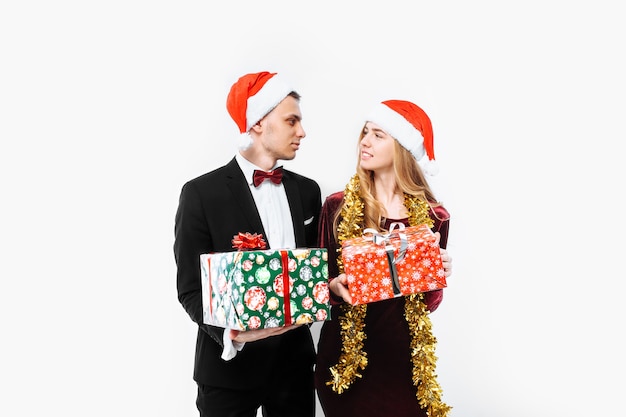 Encantadora pareja dando regalos de Navidad